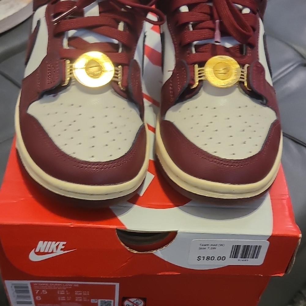 Nike Dunk Low SE Sisterhood Team Red - Picture 9 of 10